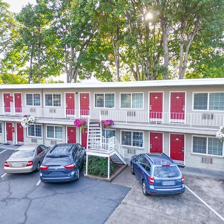 Campus Inn & Suites Eugene Downtown Екстериор снимка