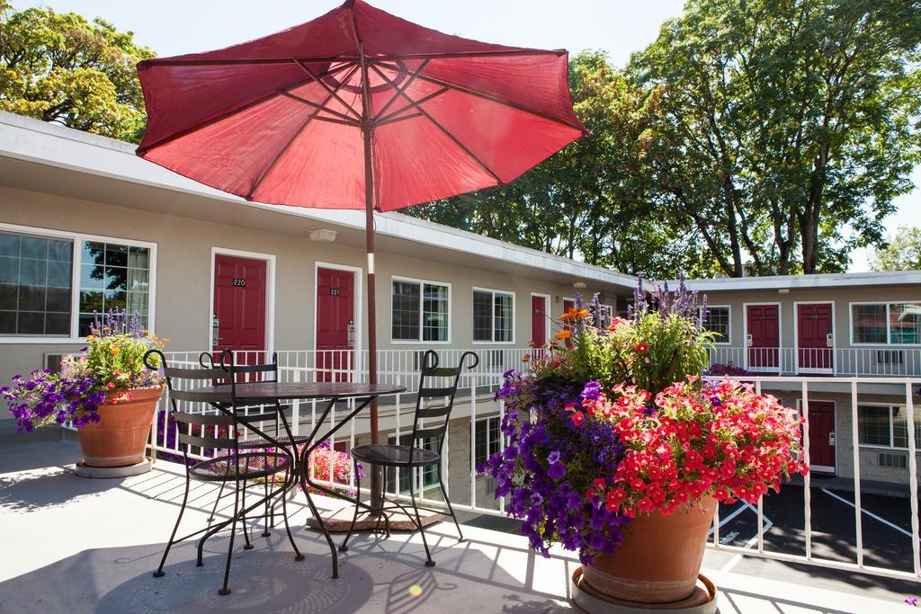 Campus Inn & Suites Eugene Downtown Екстериор снимка