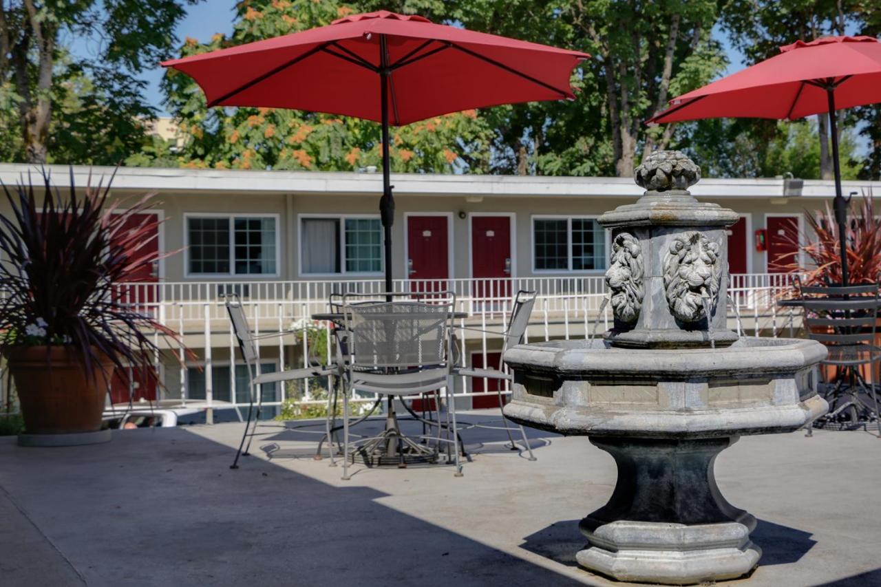 Campus Inn & Suites Eugene Downtown Екстериор снимка
