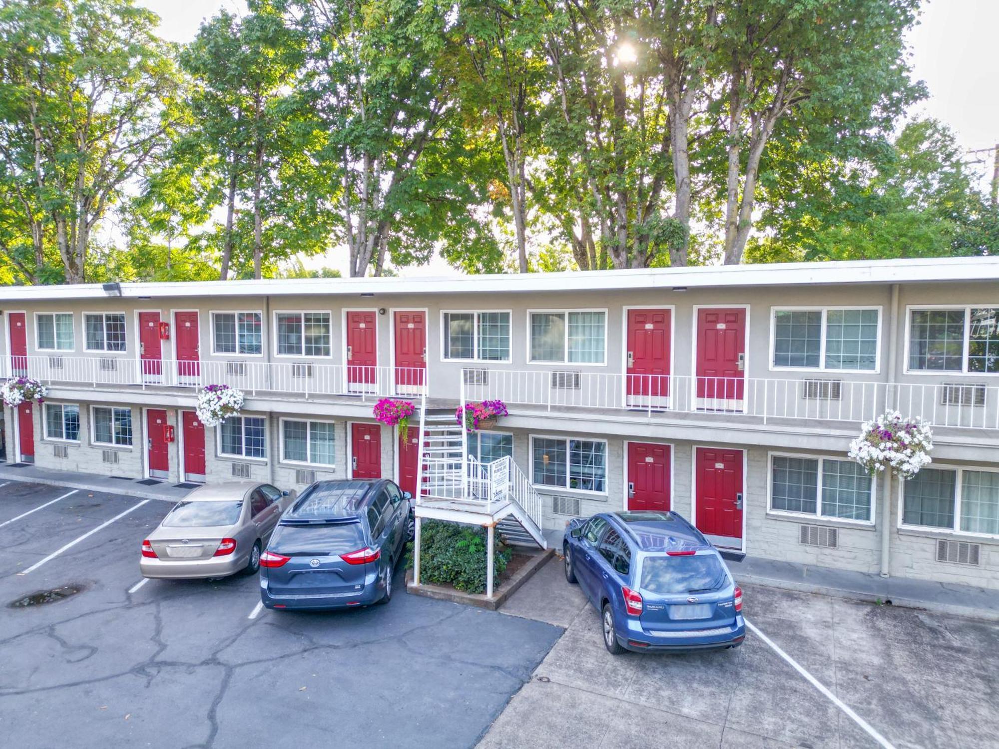 Campus Inn & Suites Eugene Downtown Екстериор снимка