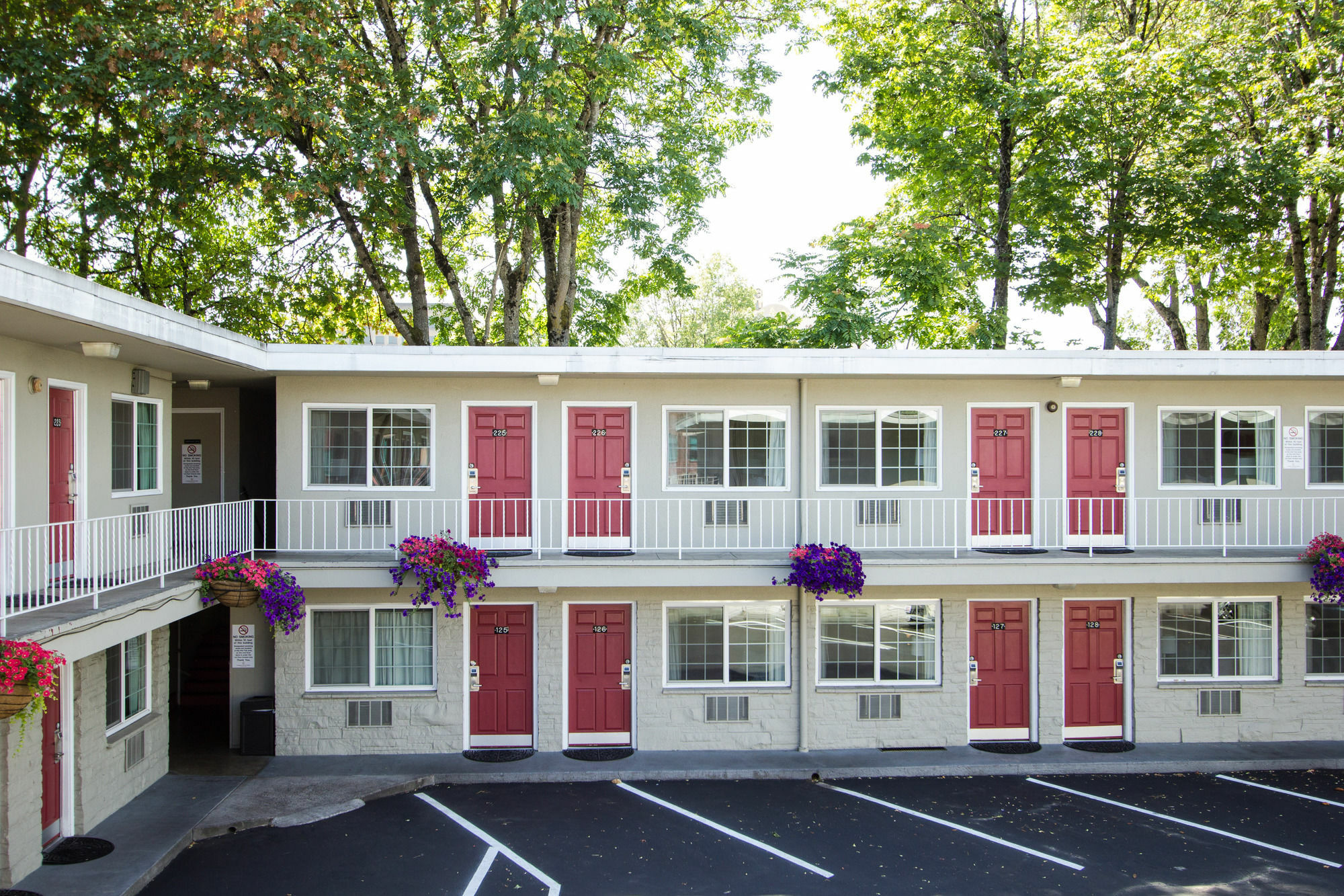 Campus Inn & Suites Eugene Downtown Екстериор снимка